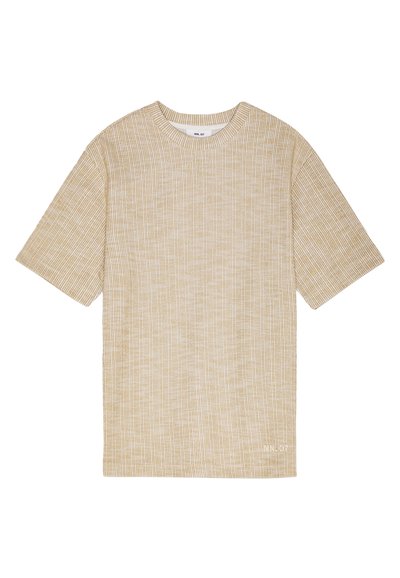 T-shirt a coste di un beige chiaro con maniche corte, scollo rotondo e una sottile texture. Presenta un piccolo logo all'orlo.