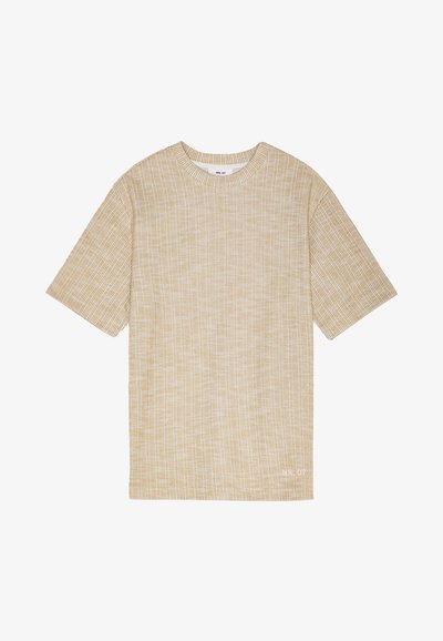 Lys beige ribbet t-shirt med korte ærmer, rund halsudskæring og subtil tekstur. Bærer et lille logo ved sømmen.
