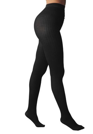 Čierne, rebrované, nepriehľadné pančuchy s vysokým pásom, nosené osobou stojacou na špičkách, zobrazené od pása po nohy na bielom pozadí.