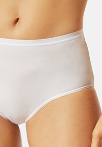 Weiße Baumwoll-Hochschnittslip mit glatter Textur, die ein einfaches Design und einen kontrastierenden weißen elastischen Bund ohne sichtbare Muster aufweisen.