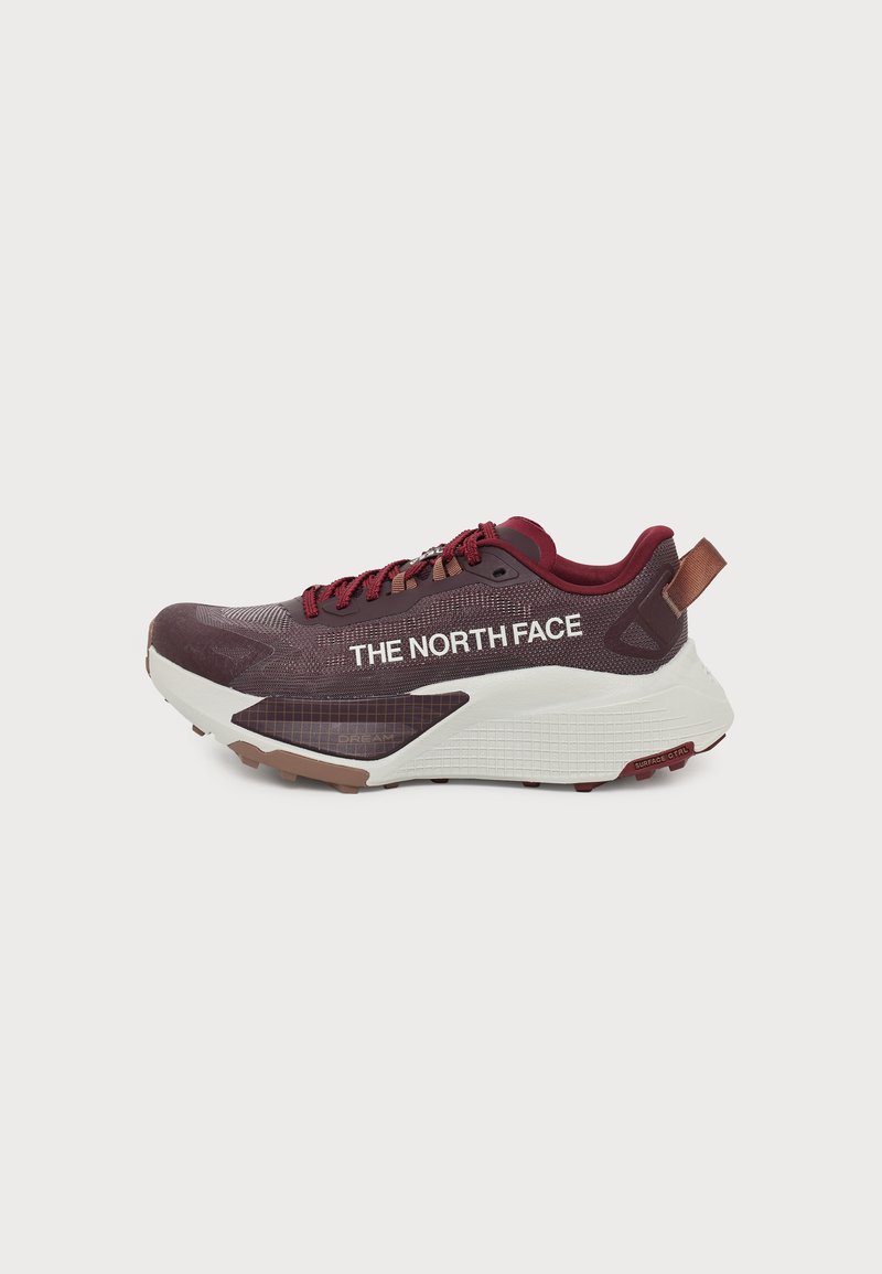 Μαρον και λευκό αθλητικό παπούτσι The North Face με κορδόνια, χοντρή σόλα και θηλιά στην φτέρνα, απεικονίζεται από πλευρική όψη.