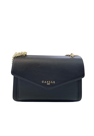 Borsa a mano in pelle nera con tracolla in catena dorata e logo "GAËLLE PARIS" in oro sulla chiusura del flap anteriore.