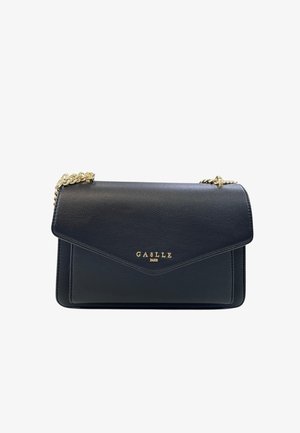 Borsa a mano in pelle nera con tracolla in catena dorata e logo "GAËLLE PARIS" in oro sulla chiusura del flap anteriore.