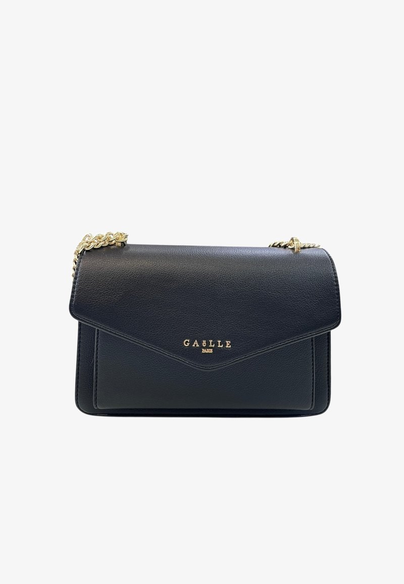 Borsa a mano in pelle nera con tracolla in catena dorata e logo "GAËLLE PARIS" in oro sulla chiusura del flap anteriore.