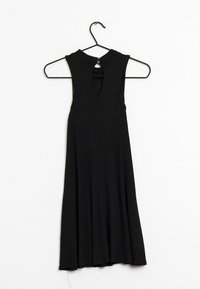 Černé žebrované šaty na ramínku, s bezramínkovým designem, klíčovou dírkou na zádech a rozšířenou sukní.