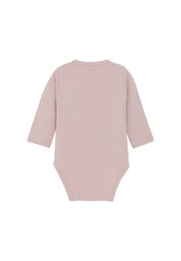 Långärmad babybodysuit i mjuk rosa bomull, med rund hals och tryckknappsstängning i botten. Slät textur med minimala sömmar.