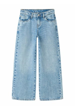 Jeans en denim bleu clair à larges jambes avec poches avant, passants pour ceinture, fermeture par bouton et détails légèrement délavés.