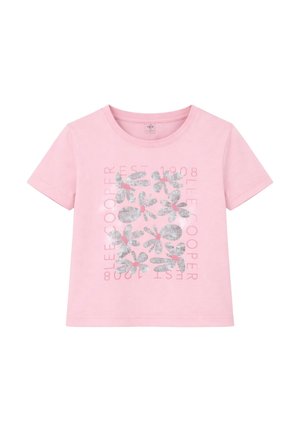 T-shirt rose pâle à manches courtes avec des motifs floraux argentés et un texte entourant indiquant « Bleecker Cooper Est 1908 » sur le devant.