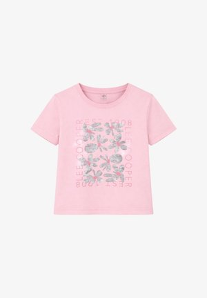 T-shirt rose pâle à manches courtes avec des motifs floraux argentés et un texte entourant indiquant « Bleecker Cooper Est 1908 » sur le devant.