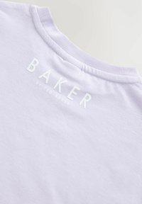 Svetlofialové tričko s krátkym rukávom s klasickým výstrihom, jemnou textúrou a bielou potlačou loga "BAKER by TED BAKER" na zadnej strane.