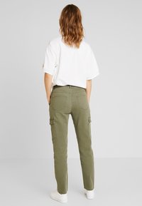 Noisy May - Kangashousut - olive night - 2