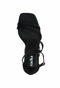Zwarte hak sandaal met een vierkante neus en meerdere slanke bandjes. Gladde textuur met een merk-inzetstuk, voorzien van een lichte hak.