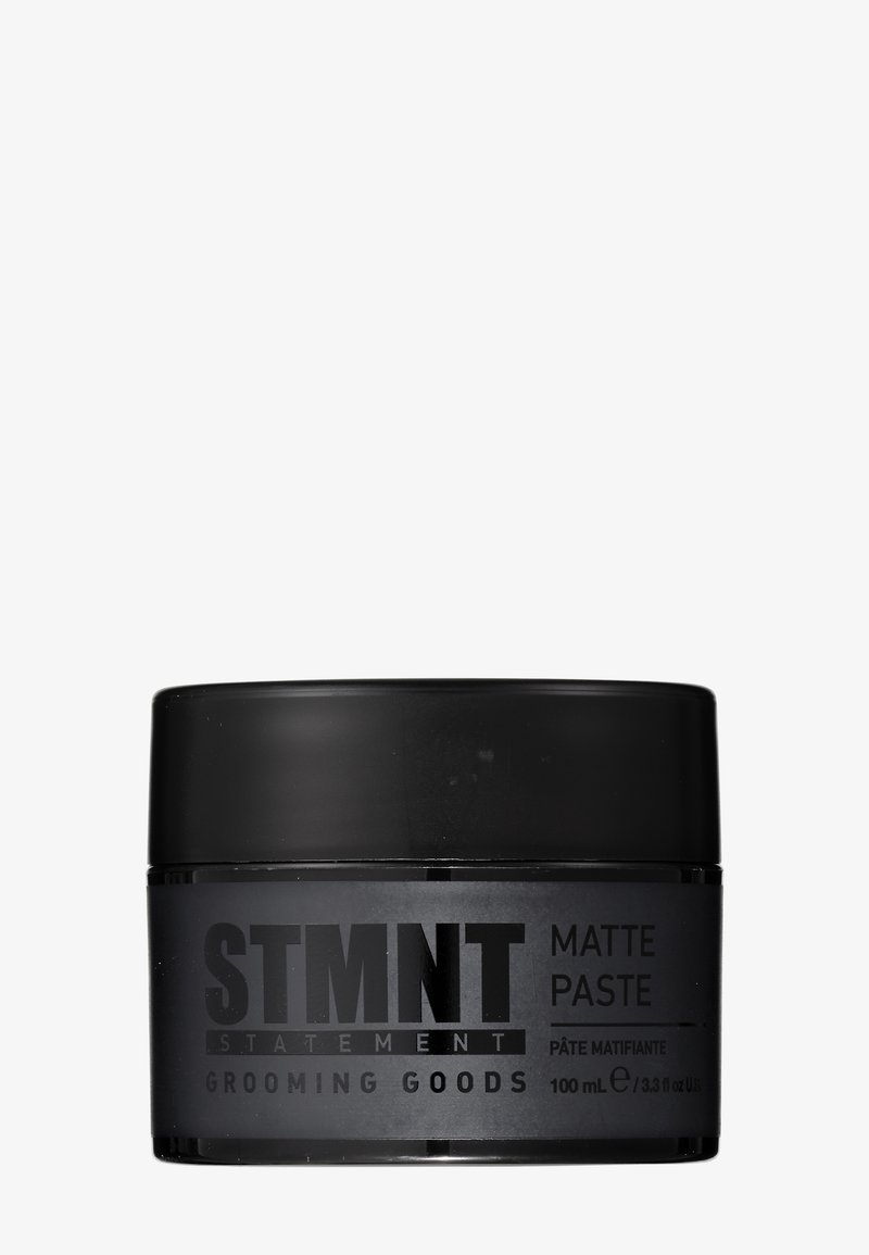 Produit coiffant STMNT matte paste dans un contenant noir de 100 ml avec couvercle à vis.