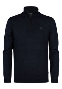 Maglione blu navy con colletto a mezza zip, polsini e orlo a coste. Tessuto testurizzato con un piccolo patch logo nero sul petto.