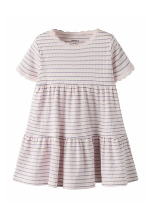 Vestido de bebé de manga corta con rayas horizontales en rosa y azul, falda de volantes y borde de encaje en el cuello y los bordes de las mangas.