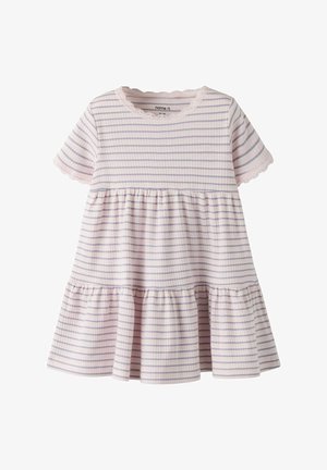 Robe bébé à manches courtes avec rayures horizontales roses et bleues, jupe à volants et bordure en dentelle sur le col et les bords des manches.