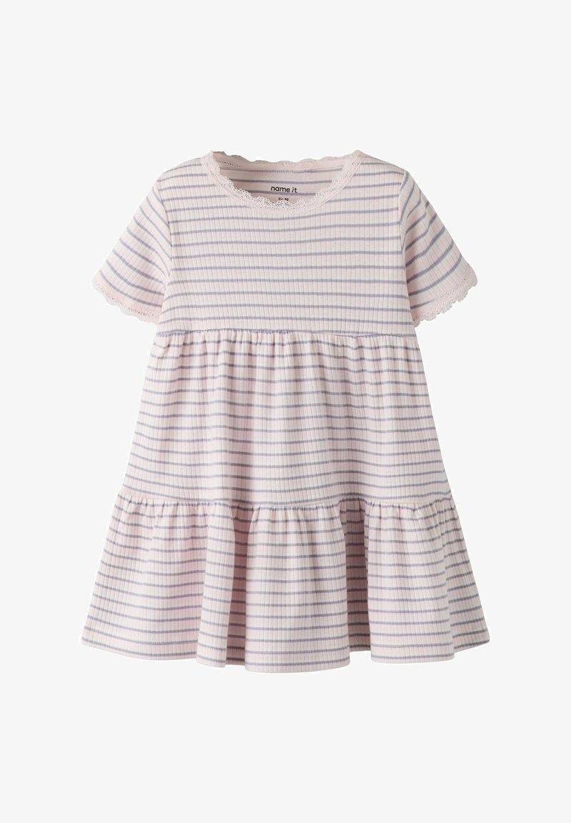 Robe bébé à manches courtes avec rayures horizontales roses et bleues, jupe à volants et bordure en dentelle sur le col et les bords des manches.