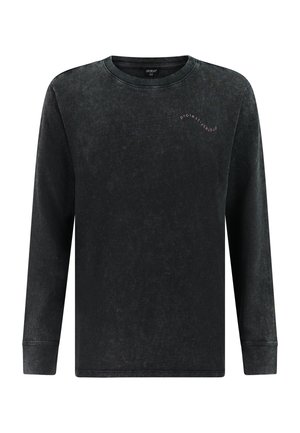 Zwart shirt met lange mouwen en een ronde hals, met een vervaagde textuur en kleine gebogen "protest" merktekst in lichtpaars op de linkerborst.