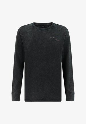 Zwart shirt met lange mouwen en een ronde hals, met een vervaagde textuur en kleine gebogen "protest" merktekst in lichtpaars op de linkerborst.