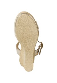 Sandalo beige chiaro con suola in gomma testurizzata, cinturino regolabile con fibbia e materiale superiore liscio, caratterizzato da dettagli di design minimali.