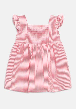 Punavalkoraidallinen, pystysuuntainen hihaton mekko, jossa on röyhelöiset olkaremmit ja kerrostettu yläosan yksityiskohta.