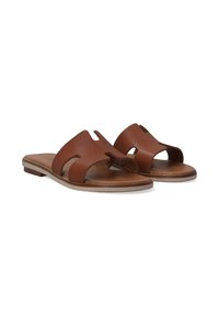 Brune lædersklidesandaler med brede remme med udskæringer, en flad sål og en glat tekstur. Minimalistisk og åben design.