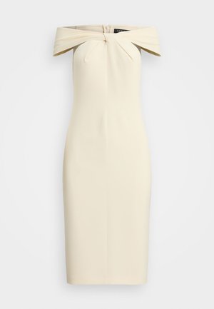 Schulterfreies, figurbetontes Kleid in Creme mit einem verdrehten Knoten-Design an der Brust und einem Reißverschluss auf der Rückseite. Glatte Stofftextur.