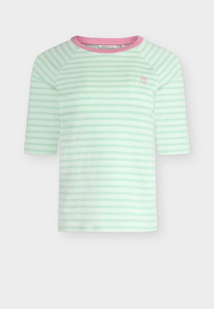 Miętowo-zielona i biała koszula w paski z krótkim rękawem, różowym wykończeniem kołnierzyka i małym różowym sercem wyszytym na lewej piersi.