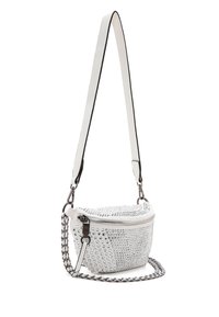 Bolso cruzado de cuero sintético blanco con diseño de tachuelas plateadas, cierre de cremallera y correa de cadena desmontable. Presenta una textura suave y una forma estructurada.