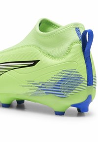 Scarpino da calcio verde chiaro con superficie liscia, caratterizzato da un accento blu e strisce orizzontali per tessitura. Include un manico.