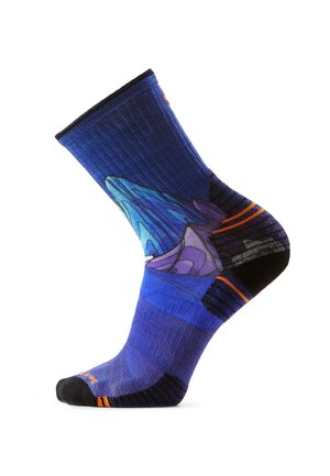 Blauer Sportsocken mit schwarzer Spitze und Ferse, orangefarbigen Akzenten und abstraktem Berglandschaftsdesign in Blau- und Lilatönen.
