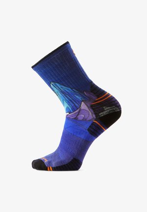 Niebieska skarpeta sportowa z czarnym palcem i piętą, pomarańczowymi akcentami oraz abstrakcyjnym wzorem górskiego krajobrazu w odcieniach niebieskiego i fioletowego.