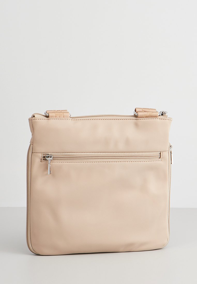 Beige Handtasche aus Kunstleder mit glatter Textur, Reißverschluss und einer Vordertasche. Verfügt über zwei kurze Schulterriemen.