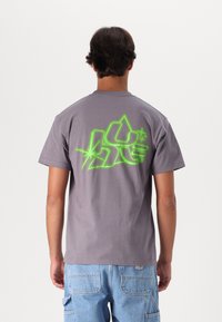 HUF GLOW TEE UNISEX - T-Shirt print - light plum
