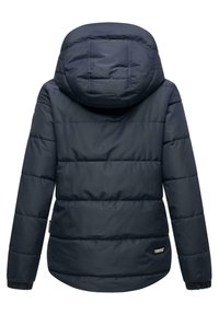 Marineblå puffjakke med hætte, udstyret med quiltet polstring, elastiske manchetter og et mærke på nederste venstre side. Glat, vandafvisende stof.