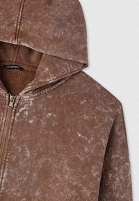 Felpa con zip marrone in tessuto morbido e testurizzato, dotata di cappuccio e delicate macchie chiare sparse, con una zip argentata.