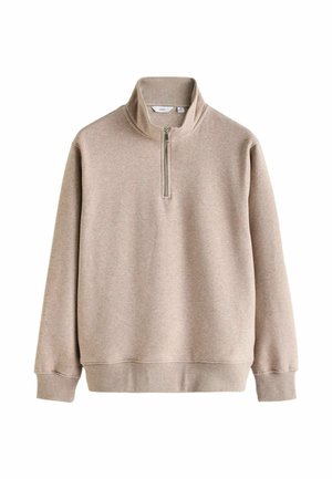 Sudadera de color beige con cremallera de cuarto hecha de una tela suave y texturizada. Cuenta con mangas largas y un dobladillo acanalado, con una cremallera plateada en el cuello.