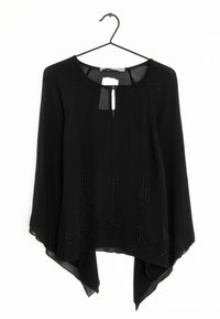 Blusa negra transparente con escote redondeado y un pequeño ojal. Presenta un intrincado detalle de cuentas a lo largo del dobladillo y un corte asimétrico y fluido.