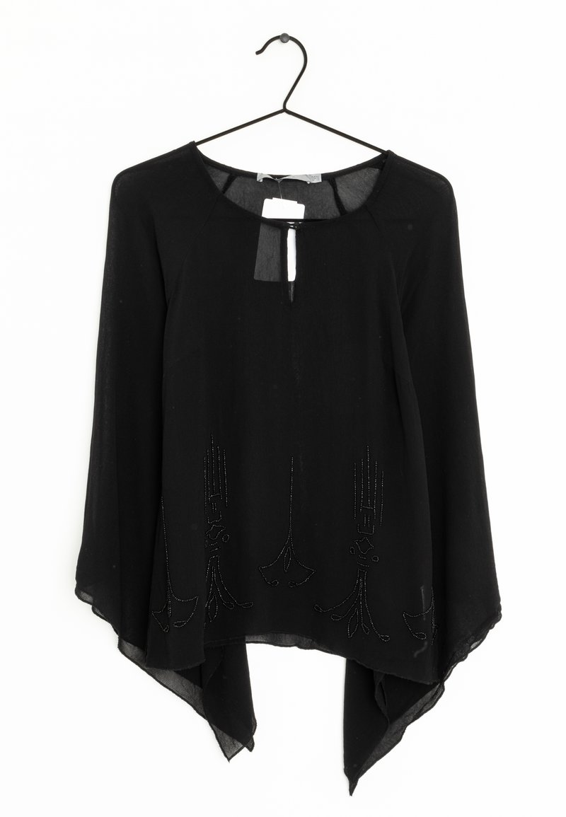 Blusa negra transparente con escote redondeado y un pequeño ojal. Presenta un intrincado detalle de cuentas a lo largo del dobladillo y un corte asimétrico y fluido.