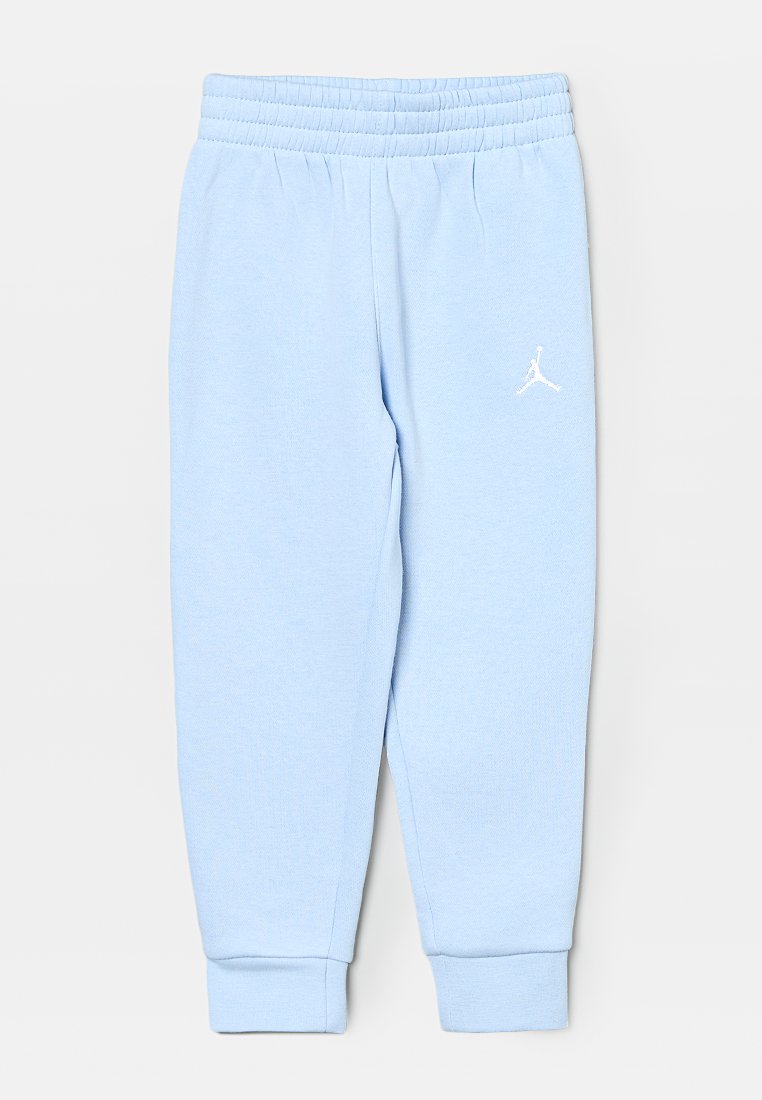 Pantalons de jogging bleu clair en matériau doux. Dotés d'une taille élastique, de chevilles resserrées et d'un logo Jordan blanc sur le côté.