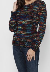 Meerlingen gebreide trui met een ronde hals, met een gestructureerd patroon in zwart, rood, blauw en geel. Lange mouwen en een nauwsluitende zoom.