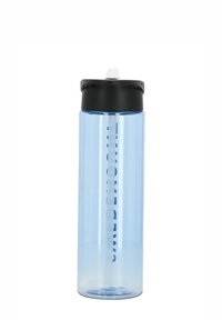 Bouteille d'eau en plastique bleu transparent avec un couvercle noir, dotée d'une paille intégrée et de texte imprimé sur le côté. Forme cylindrique.