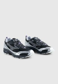 Un paio di scarpe da corsa athletic nere e argento con tessuto in rete e chiusura con lacci su uno sfondo semplice.
