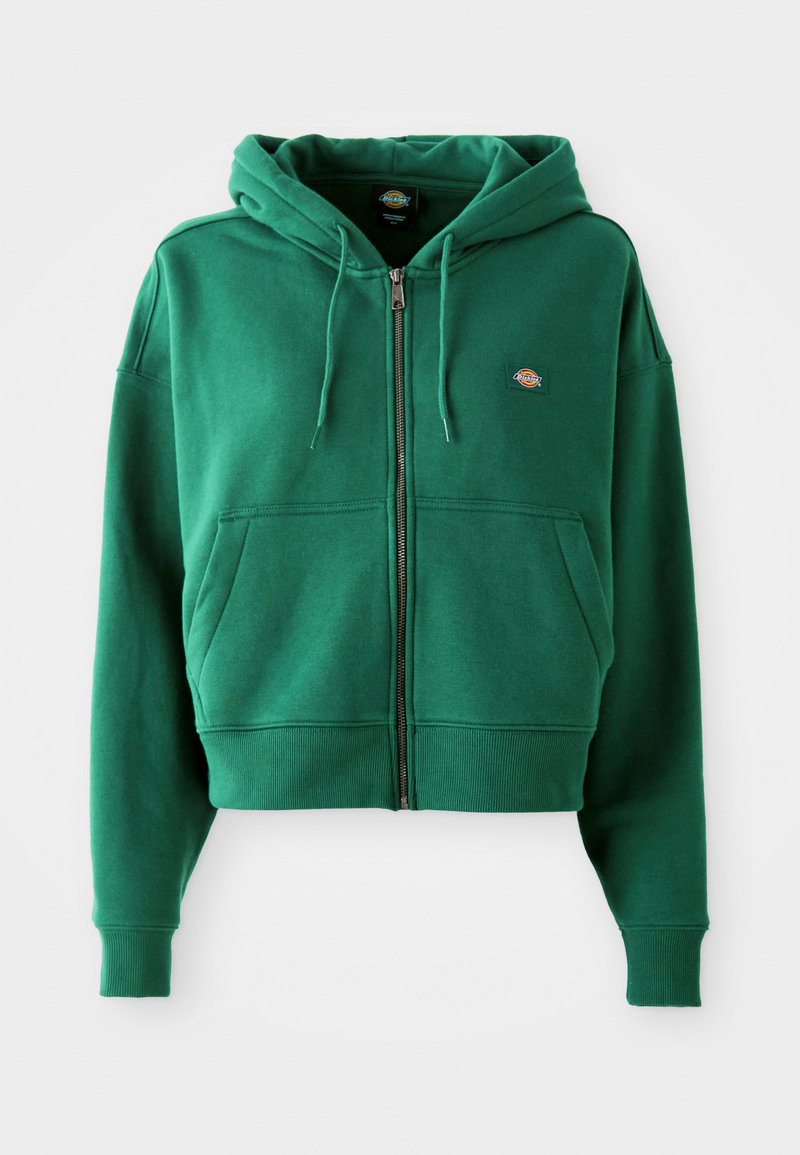 Felpa con zip verde, dotata di tasche frontali, cappuccio con cordino, polsini e orlo a costine, e un piccolo logo sul lato sinistro del petto.
