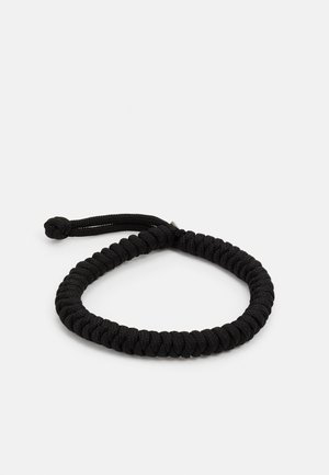 Svart flettet tauarmbånd med en jevn, avrundet design og dra-knot for justerbar størrelse. Myk tekstur, holdbart materiale.