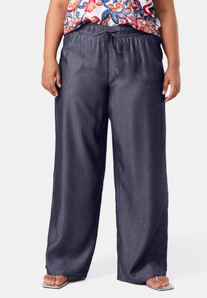 Dunkelgraue weite Hosen mit verstellbarem Kordelzug am Bund. Glatte Textur, leichtes Material und dezenter Glanz.