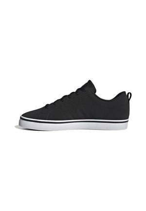 Zwarte lage sneaker met veters aan de voorkant, subtiele zijstrepen en een witte rubberen zool met zwarte lijn, zijaanzicht.