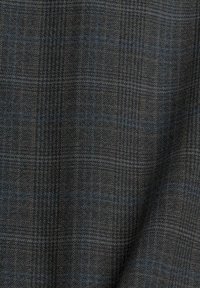 Tissu gris foncé avec un subtil motif écossais bleu et marron, montrant une fine texture tissée et de légers plis drapés.