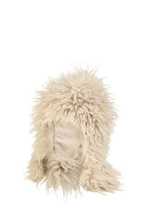 Beige, fluffy hood made of textured wool, featuring long, curly fibers and a soft inner lining. Opens at the front for easy wear.