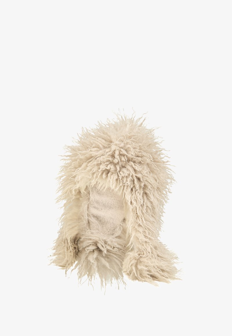 Beige, fluffy hood made of textured wool, featuring long, curly fibers and a soft inner lining. Opens at the front for easy wear.